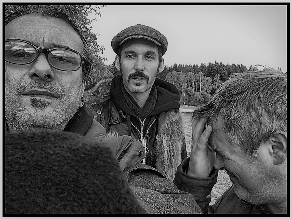 Trois musiciens de Zarboth en noir et blanc, Etienne et Phil de face,